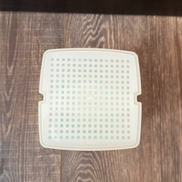 Tupperware Pick-A-Deli Pickle Container - Picture 6 of 16